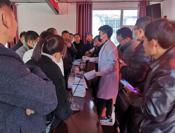 云唐技術(shù)人員在沂南縣農(nóng)業(yè)局培訓(xùn)農(nóng)藥殘留檢測(cè)儀操作步驟